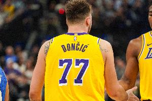 独行侠死忠：看到东契奇为我最讨厌的湖人效力 我既悲伤又恶心